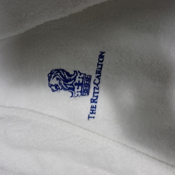 VTG Ritz Carlton Luxurious White Bathrobe. Bernard Robes - Picture 2 of 4